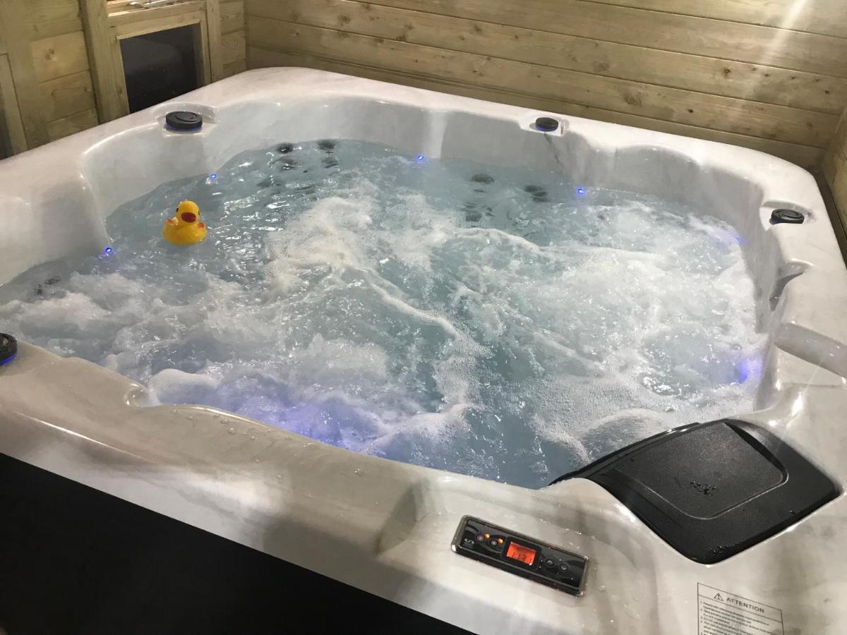 מלון Cheddleton Hot Tub Hide Away Near Alton Towers Staffordshire מראה חיצוני תמונה