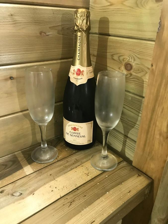 מלון Cheddleton Hot Tub Hide Away Near Alton Towers Staffordshire מראה חיצוני תמונה